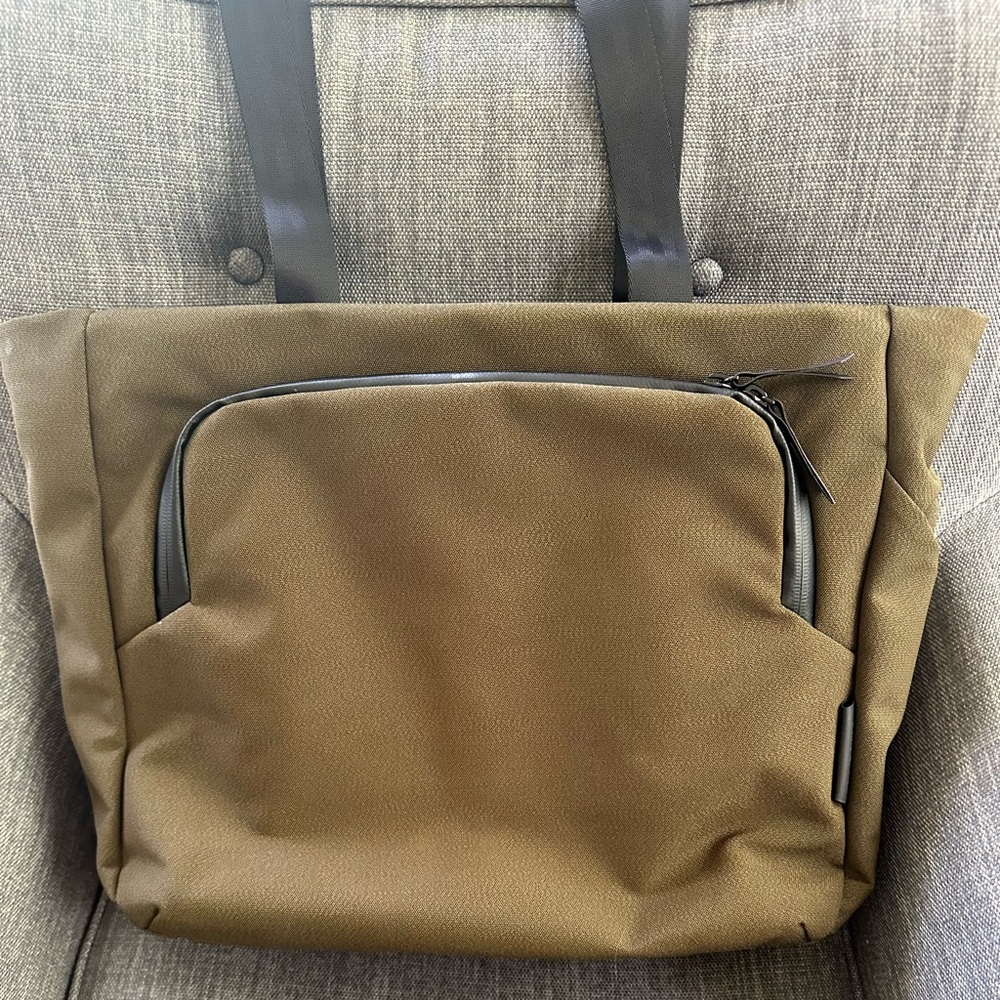 Alpaka Bravo Tote in Army Green
